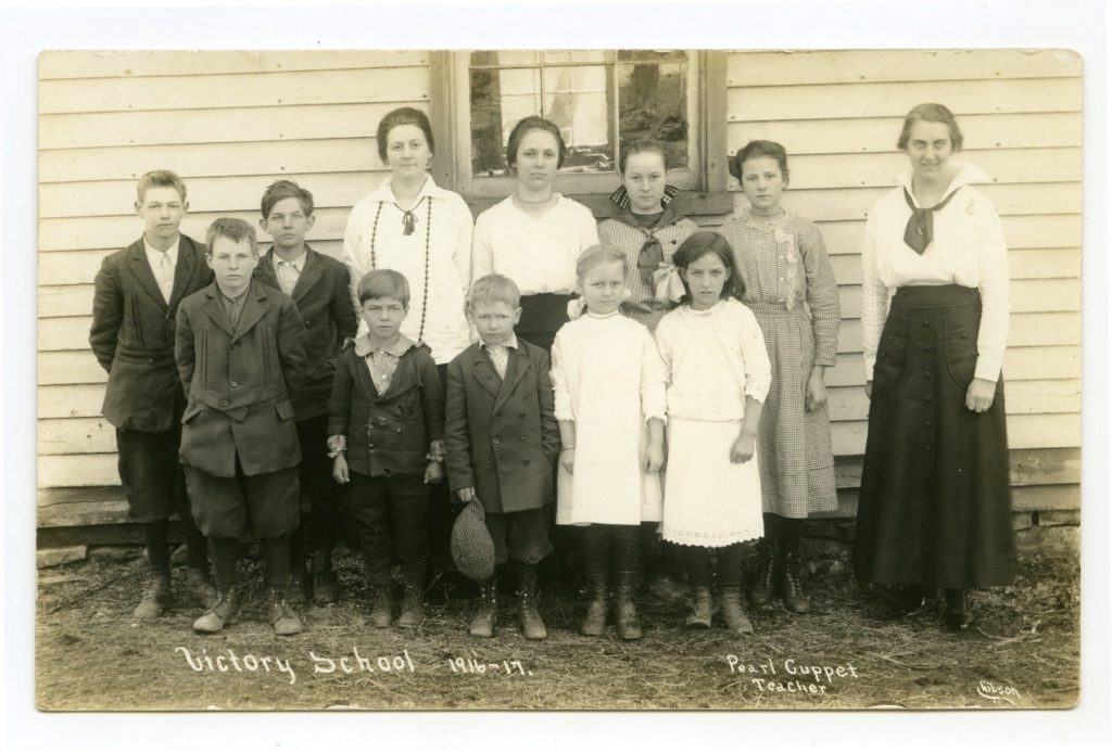 Teacher Pearl Cuppett with her students