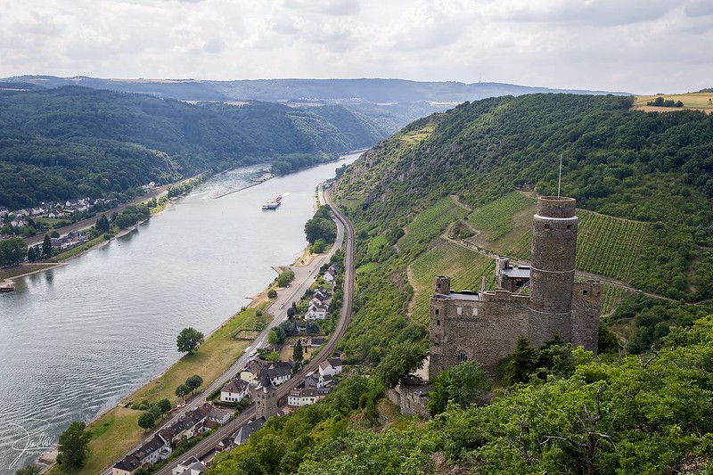 Similar view of Goarshausen today - Source: "Burg Maus" by Frank Kehren is licensed with CC BY-NC-ND 2.0